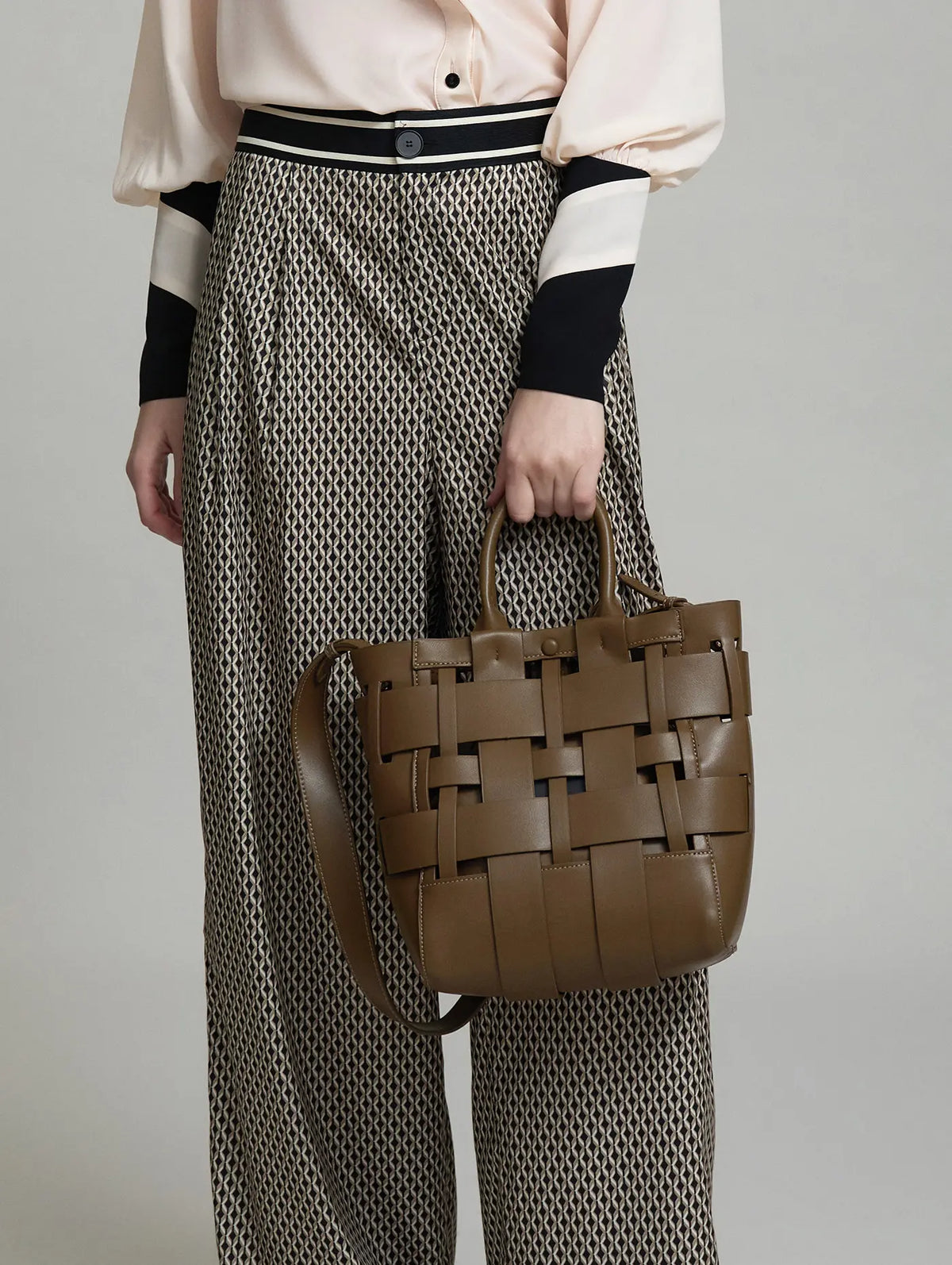 Bolso tote color oliva oscuro efecto cesta con bandolera y neceser interior como bolso independiente con bandolera skatie brand en cotton grey