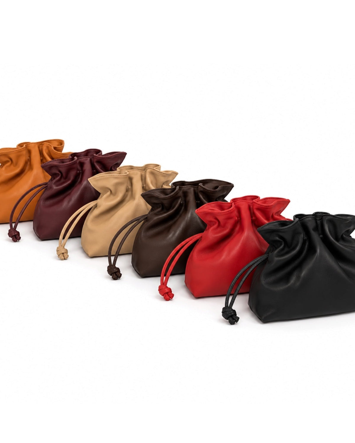 Bolso Aura de piel disponible en negro, rojo, granate, beige, marrón chocolate y camel.