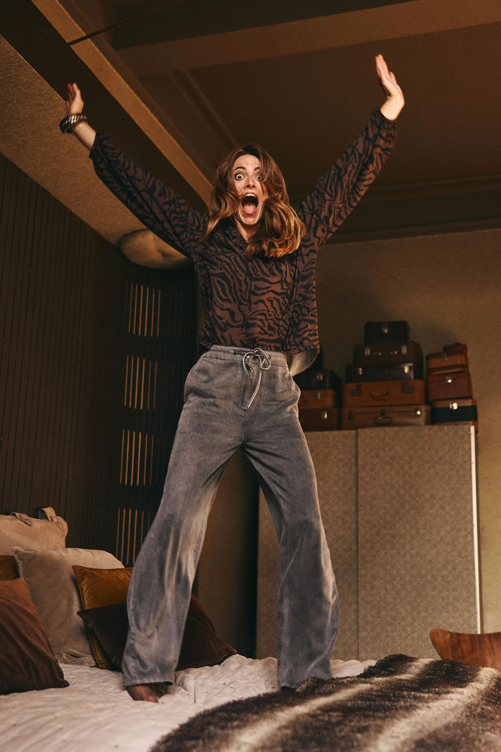 pantalon effortless efecto denim desgastado gris lola espeleta