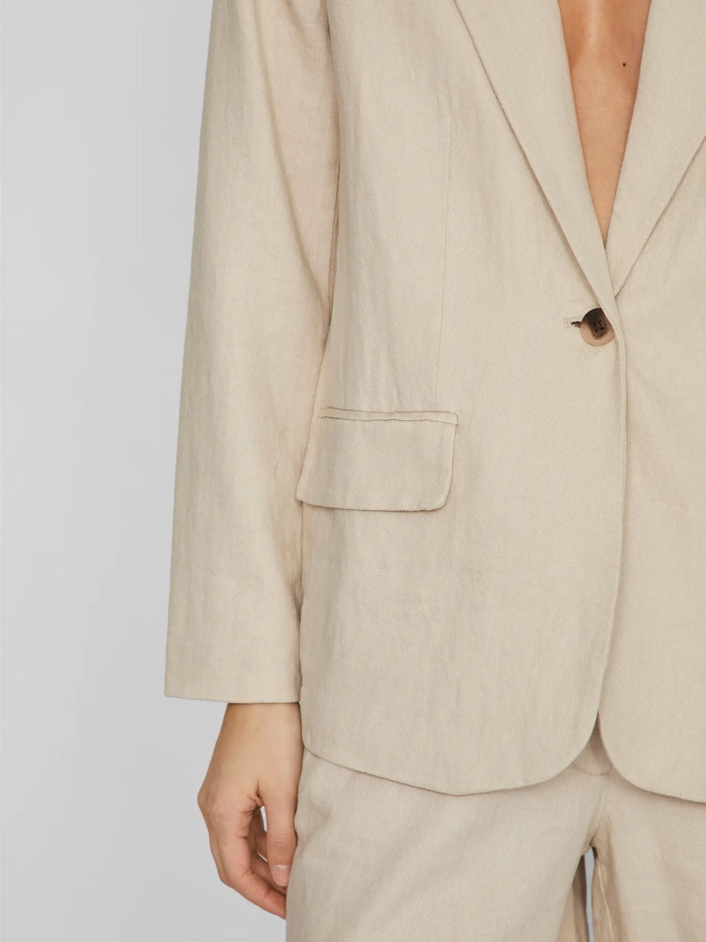 blazer lino beige color natural Corte recto fluido Solapa clásica boron nacar  Marca vila