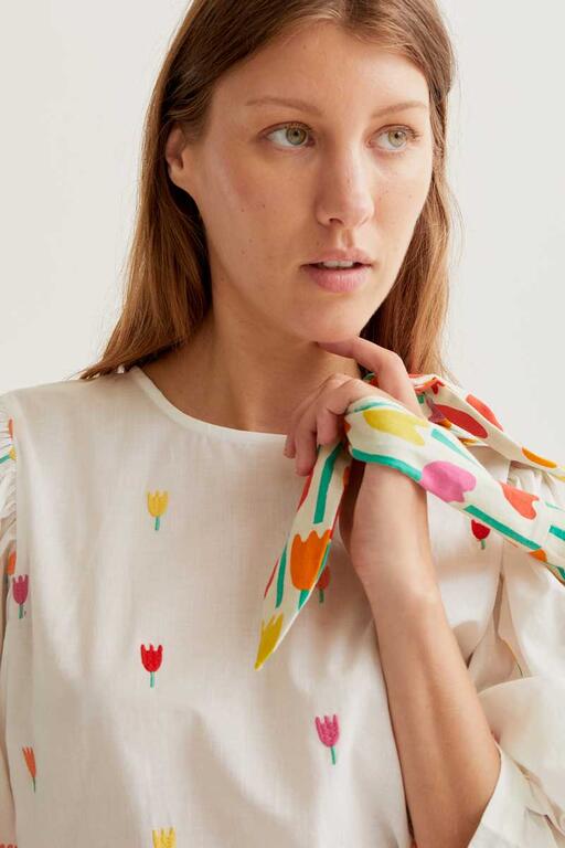 Detalle de abertura trasera y bordado tulipán en blusa de Compañía Fantástica en Cotton Grey