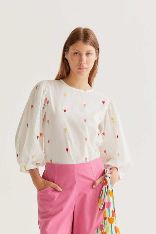 Blusa Tulipán blanca bordada de Compañía Fantástica en Cotton Grey vista detalle frontal