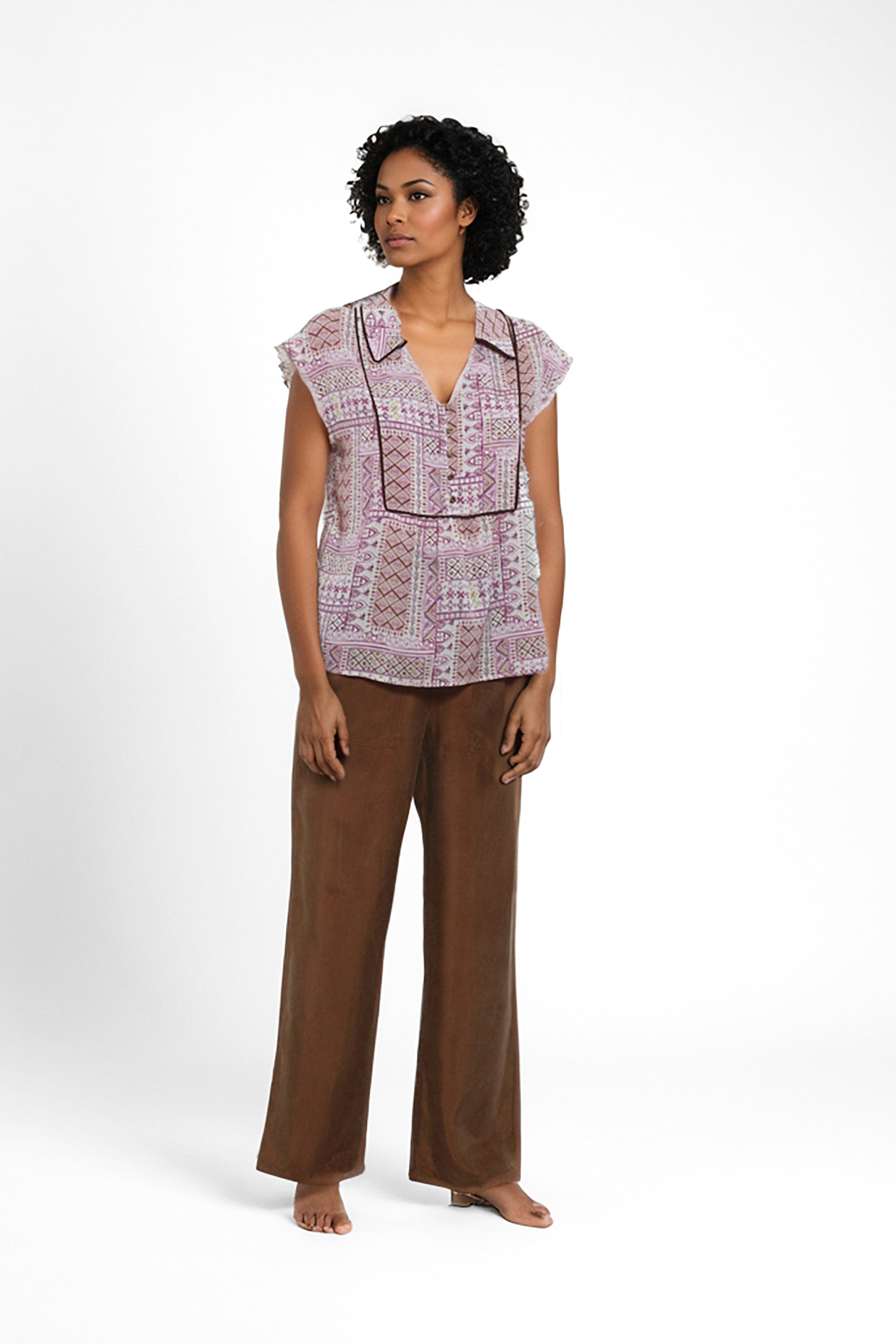 Detalle de cuello camisero y escote en V en blusa estampada de Goa Goa en Cotton Grey