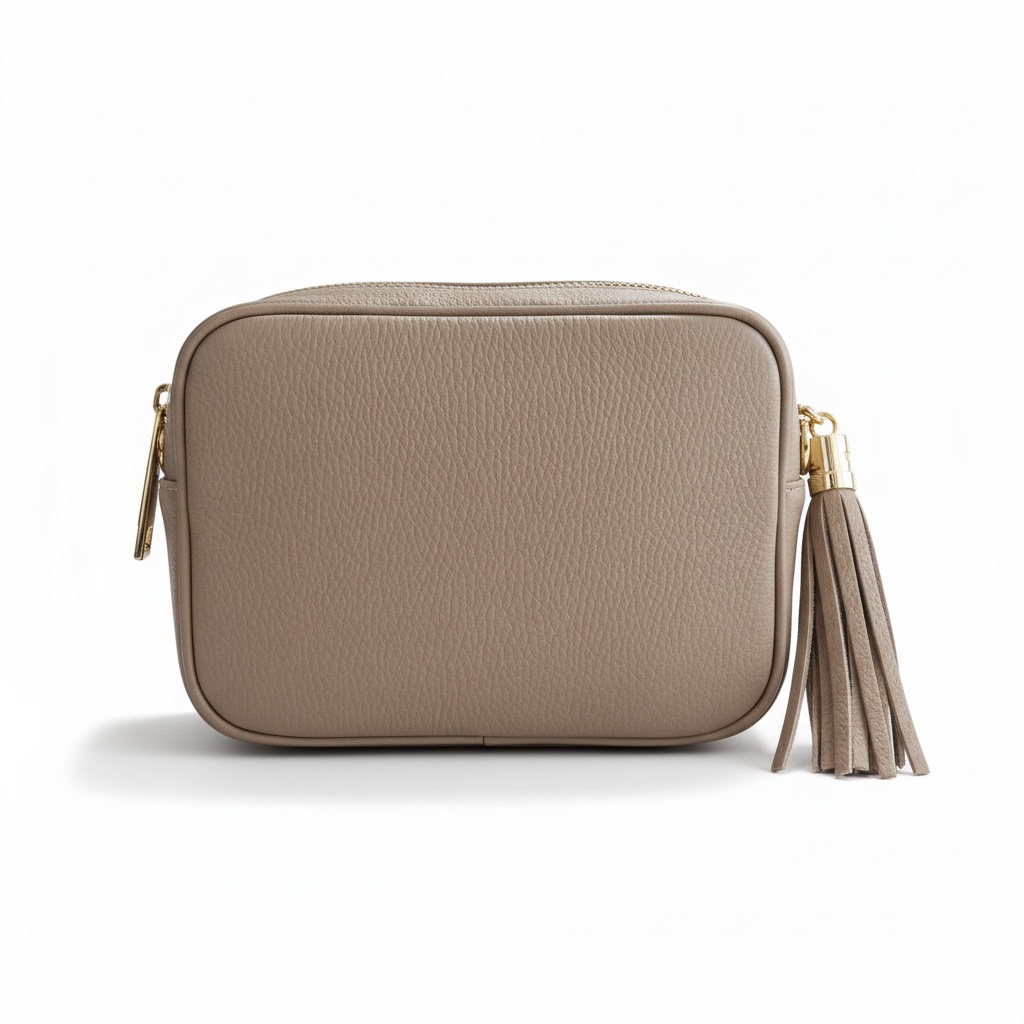 Bandolera de piel con cadena dorada y borla