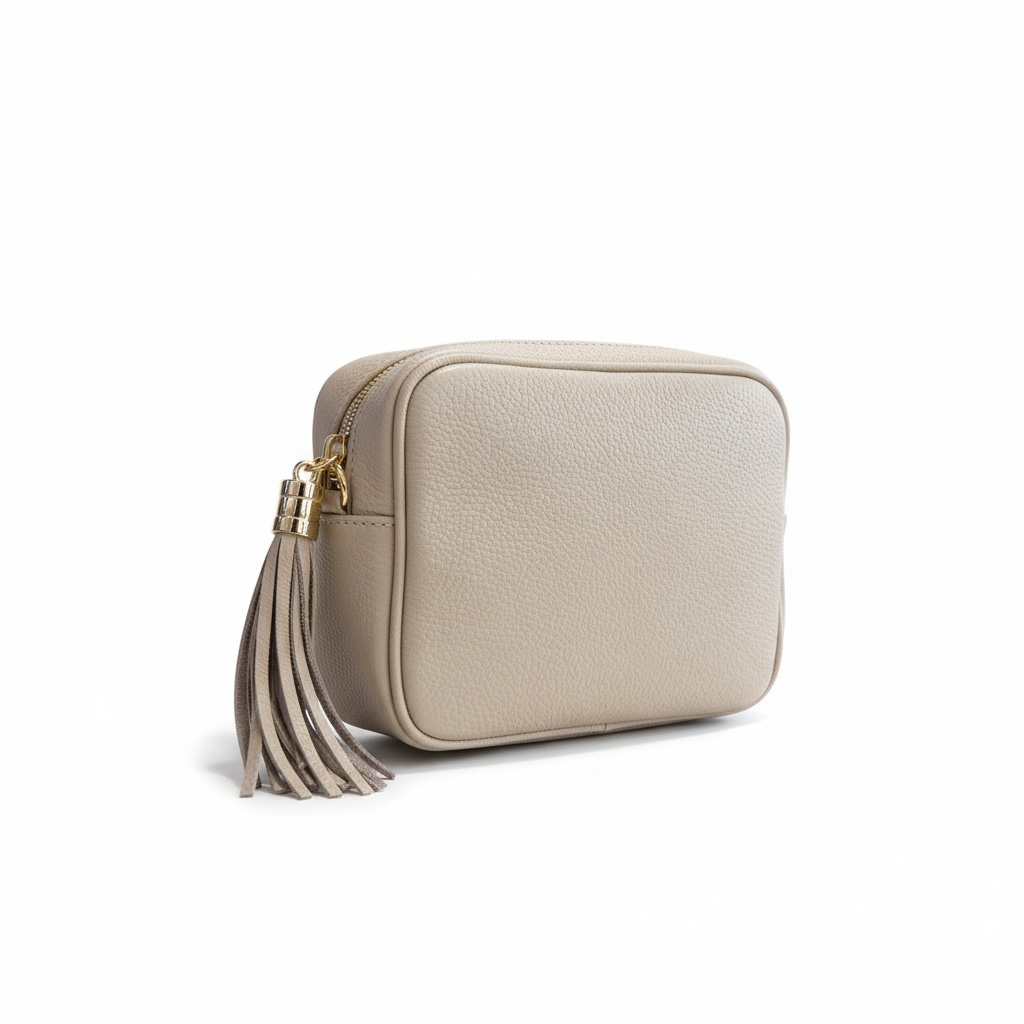 Bandolera de piel con cadena dorada y borla