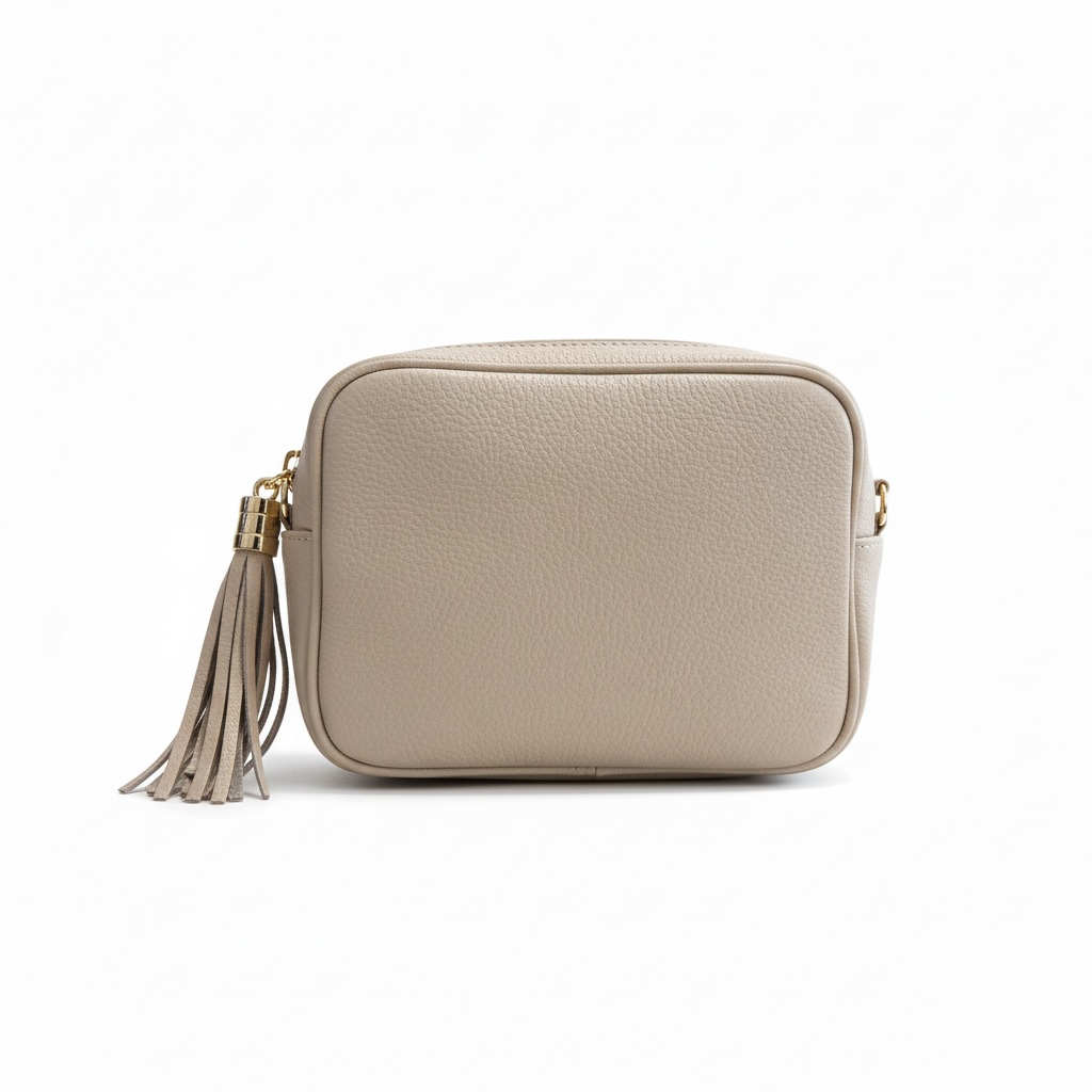 Bandolera de piel con cadena dorada y borla