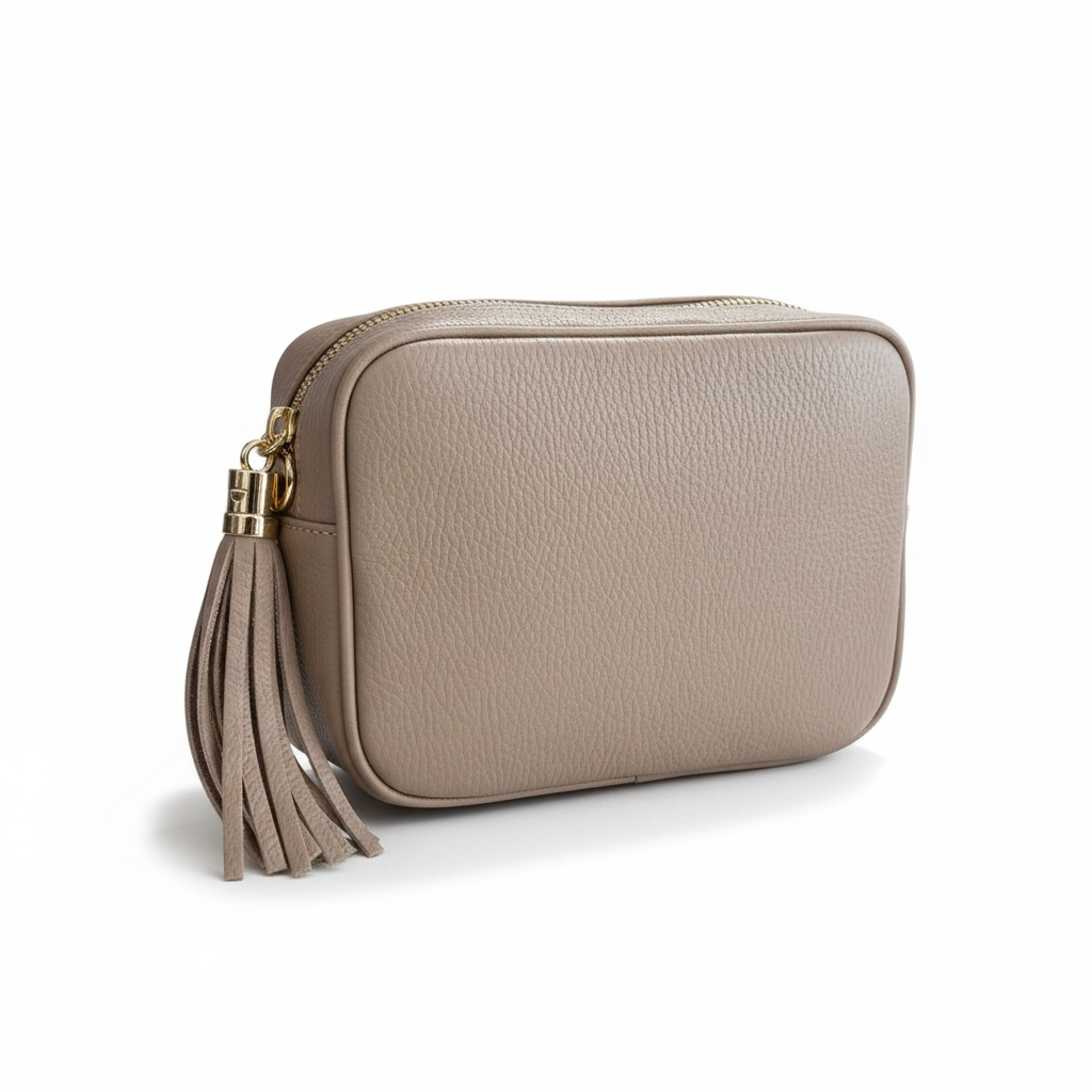 Bandolera de piel con cadena dorada y borla