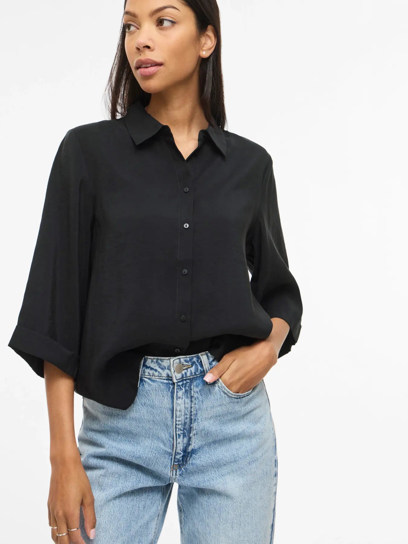 modelo con camisa oversize negra manga francesa Vila nueva coleccion
