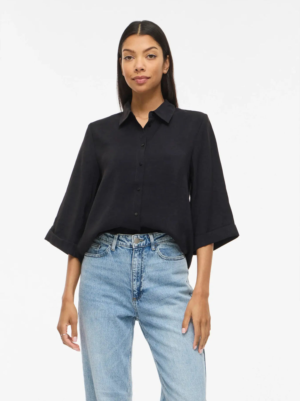 modelo con camisa oversize negra manga francesa Vila 