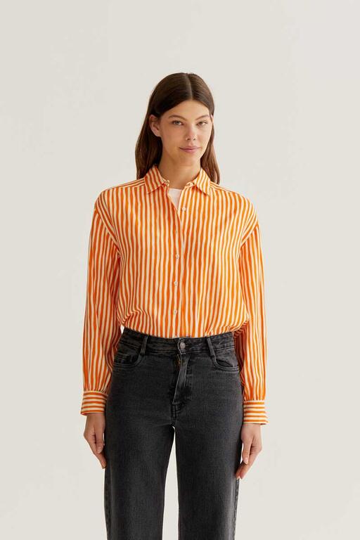 Camisa Portofino de Compañía Fantástica combinada con jeans negros en look completo en Cotton Grey
