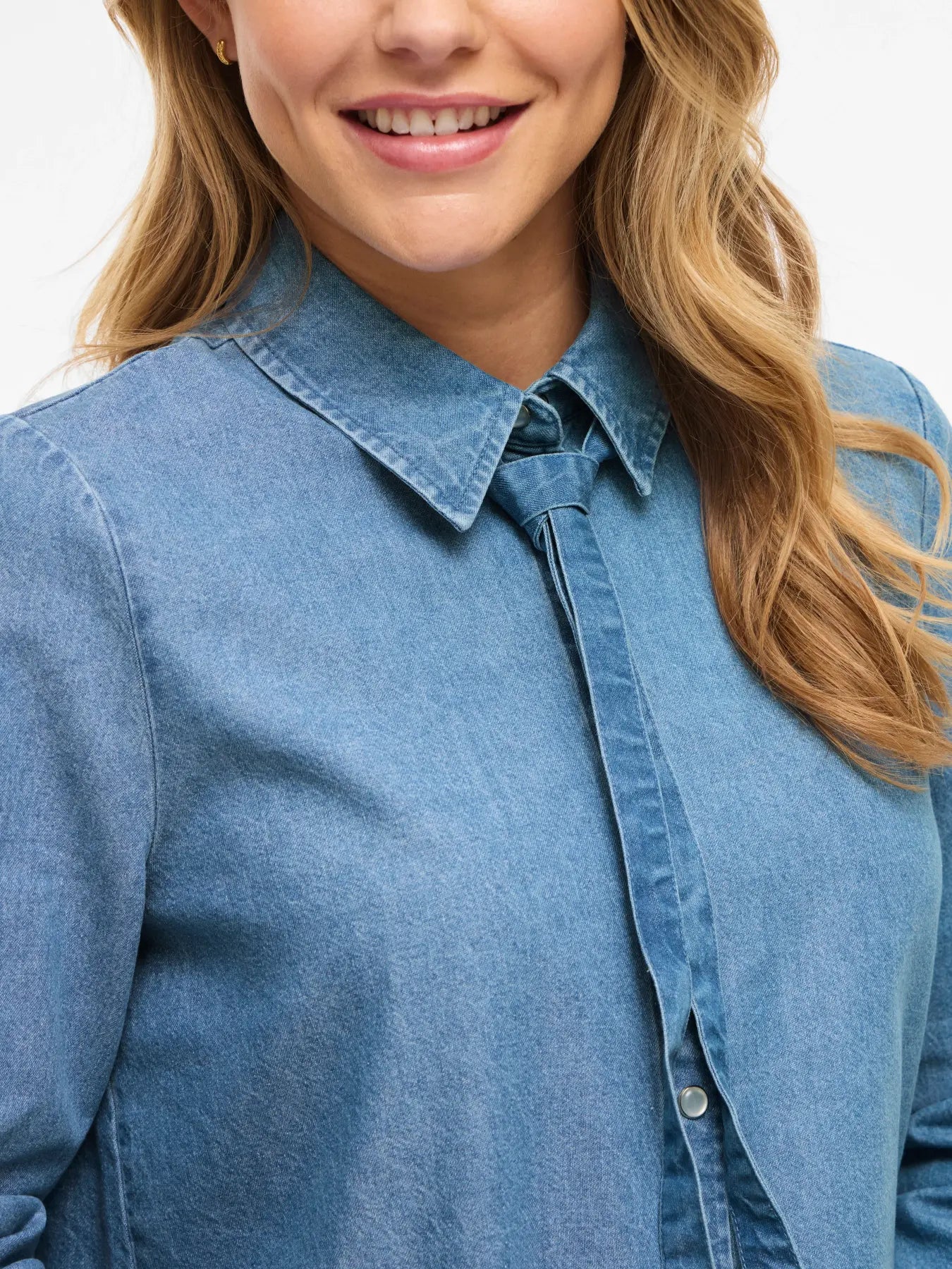 Detalle camisa lazo denim Vila en Cotton grey piedras blancas castillo