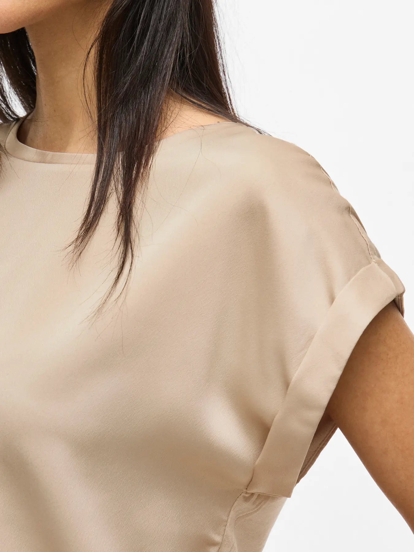 Detalle dobladillo manga caída camiseta saten color beige champagne en cotton grey