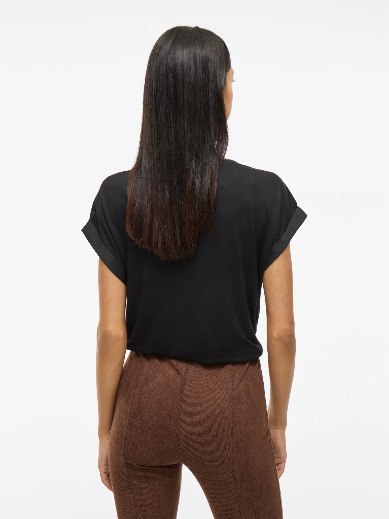 Detalle trasero camiseta saten negra en cotton grey nueva coleccion con modelo