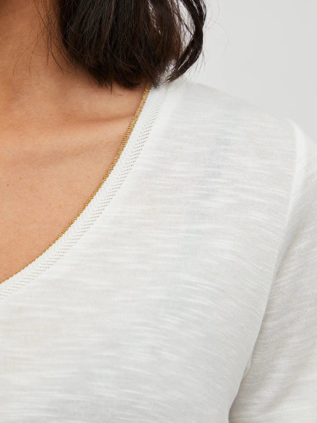 camiseta blanca mujer Vila cuello pico detalle dorado Cotton Grey Piedras Blancas Asturias