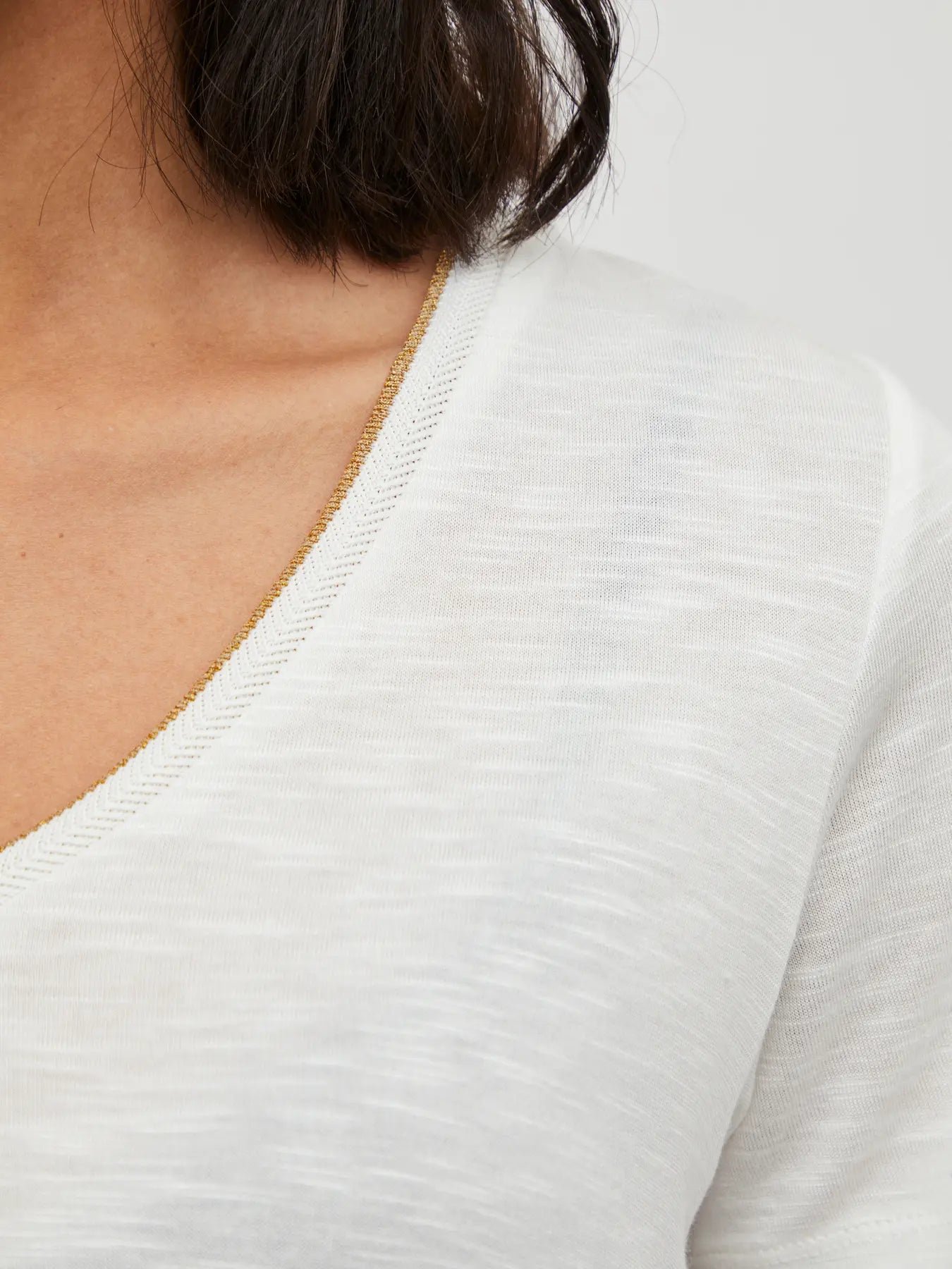 camiseta blanca mujer Vila cuello pico detalle dorado Cotton Grey Piedras Blancas Asturias