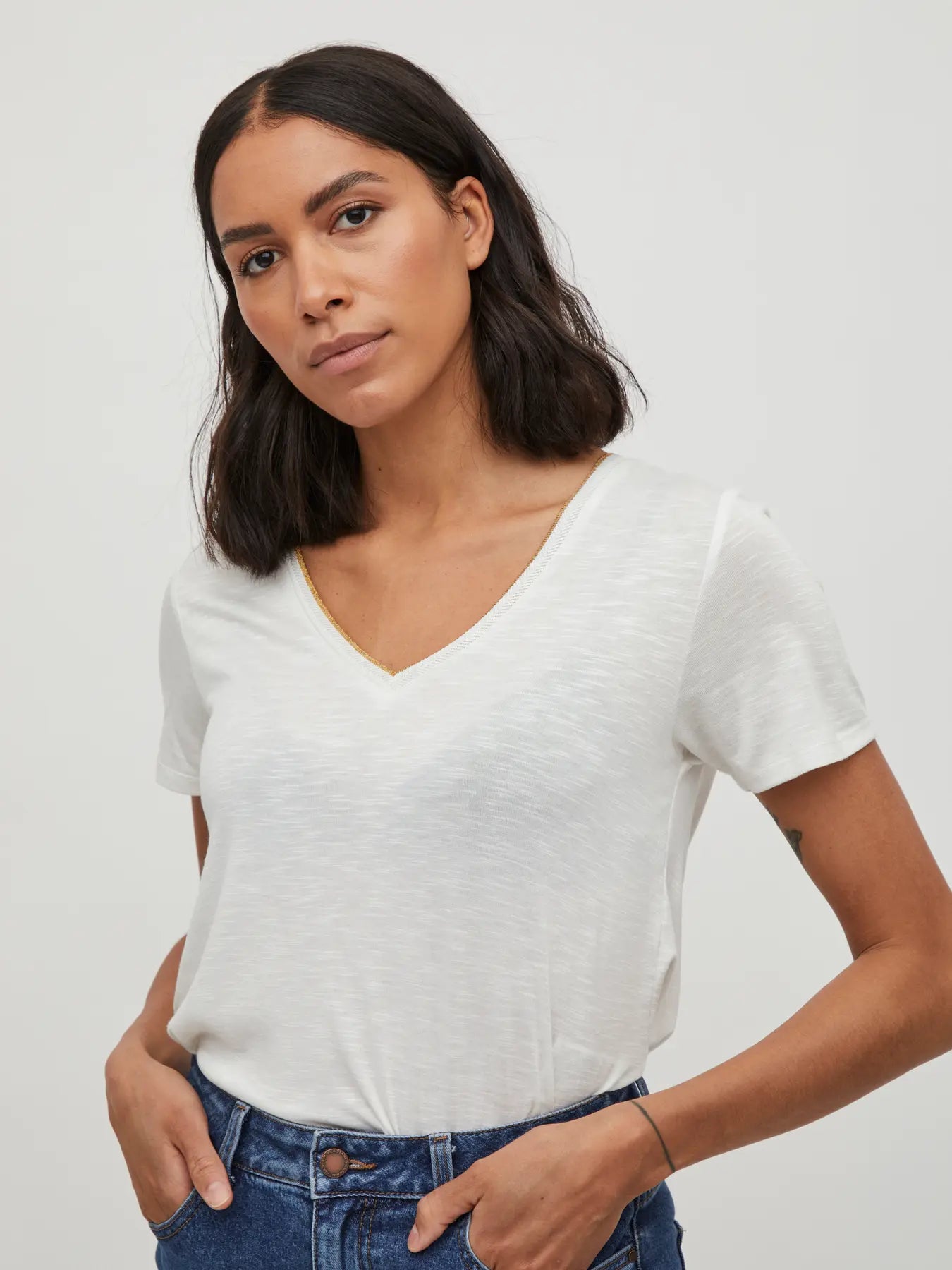 camiseta blanca mujer Vila cuello pico detalle dorado Cotton Grey Piedras Blancas Asturias