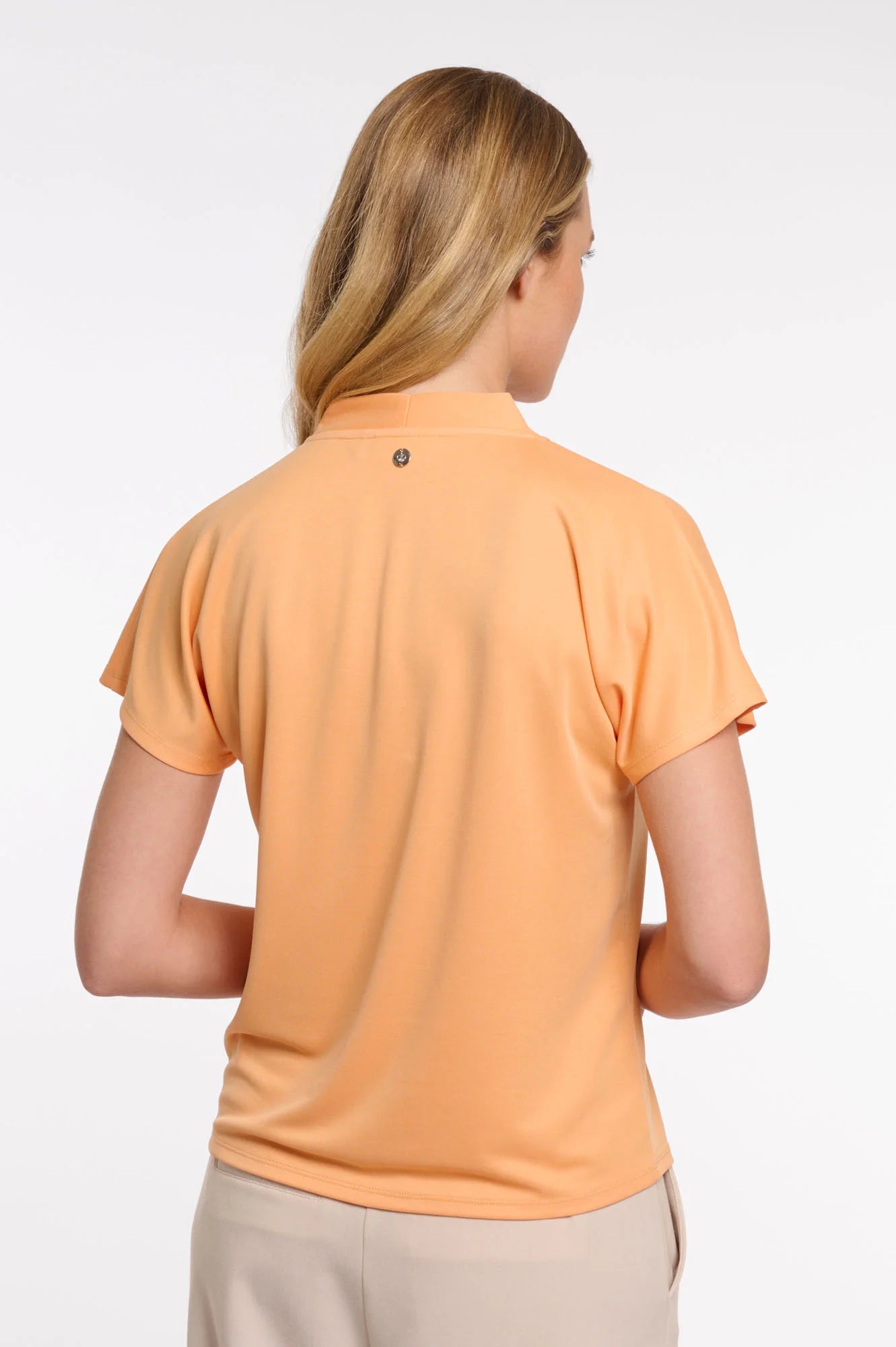 Camiseta naranja de cuello pico manga caída corta detalle trasero chapita Rino&pelle en cotton grey
