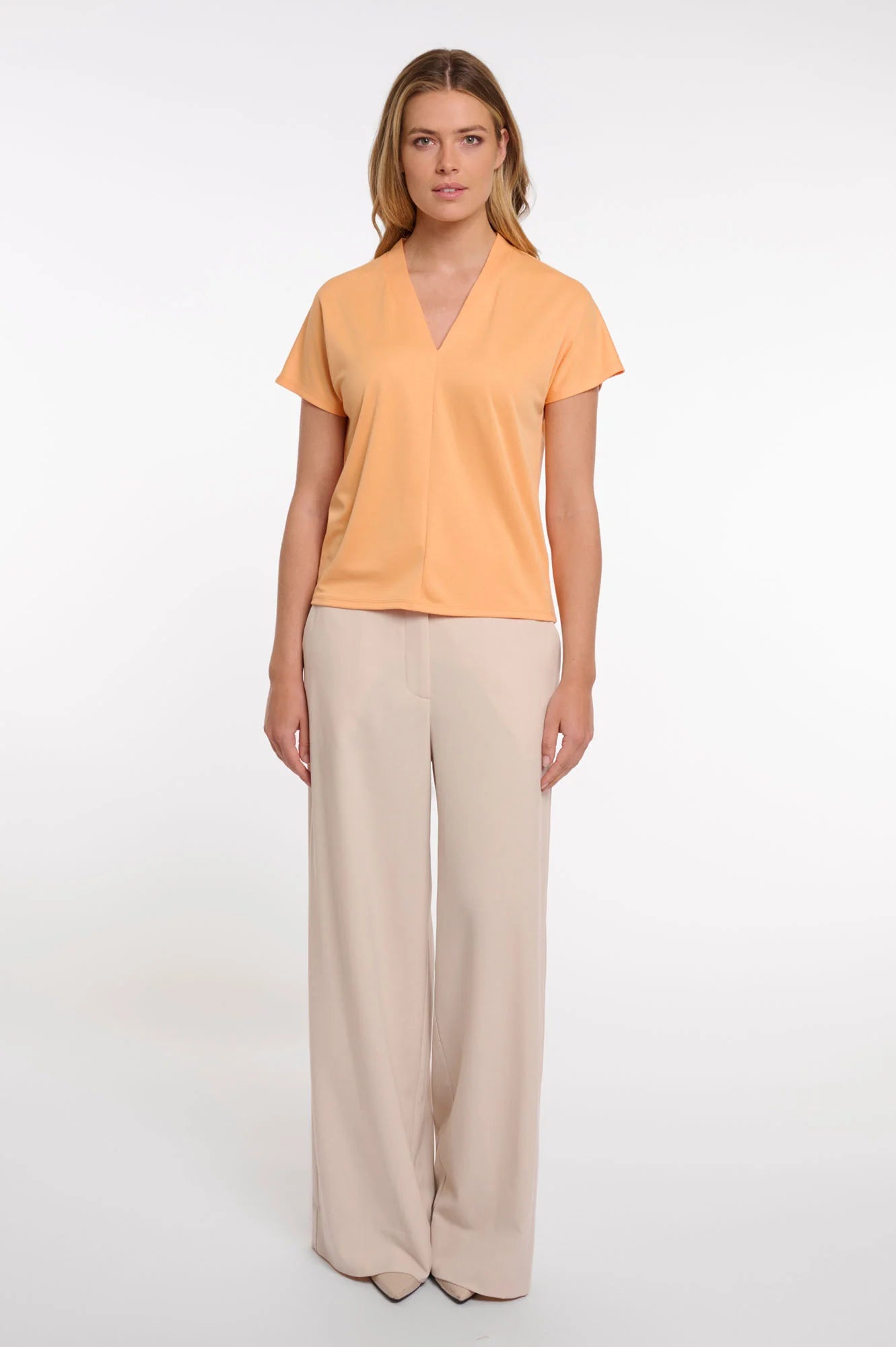 look completo Camiseta naranja de cuello pico  manga caída corta Rino&pelle en cotton grey