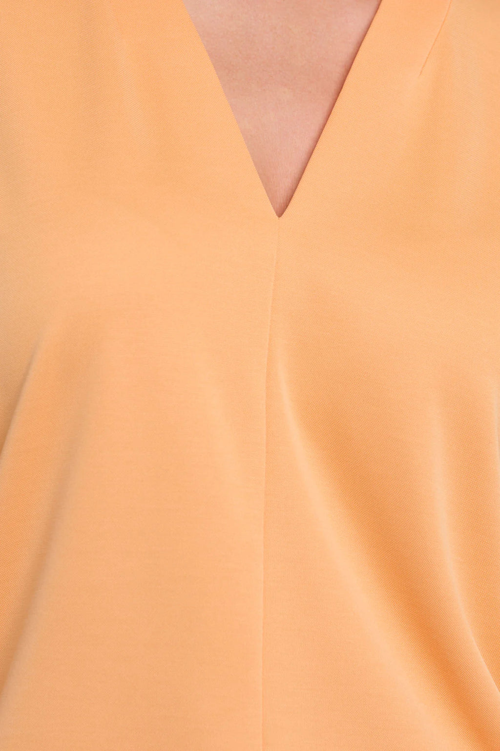 detalle cuello pico Camiseta naranja de cuello pico  manga caída corta Rino&pelle en cotton grey