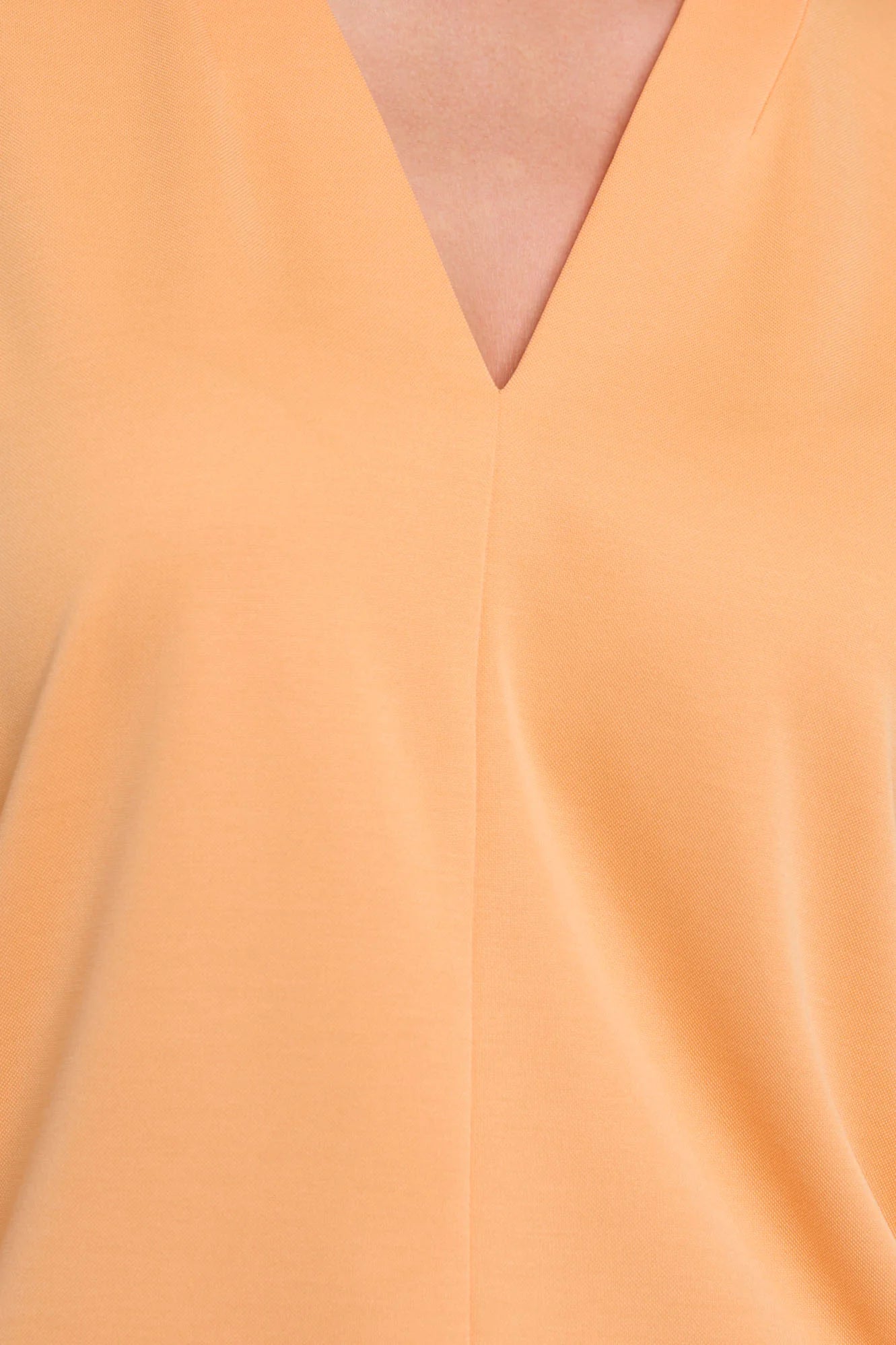 detalle cuello pico Camiseta naranja de cuello pico  manga caída corta Rino&pelle en cotton grey