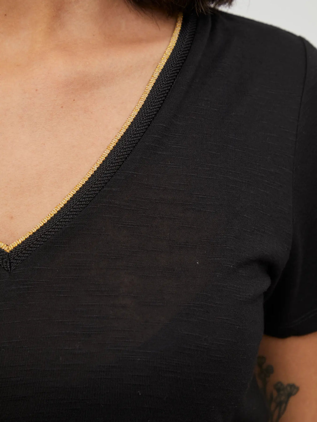 camiseta negra Vila vista frontal cuello pico dorado Asturias