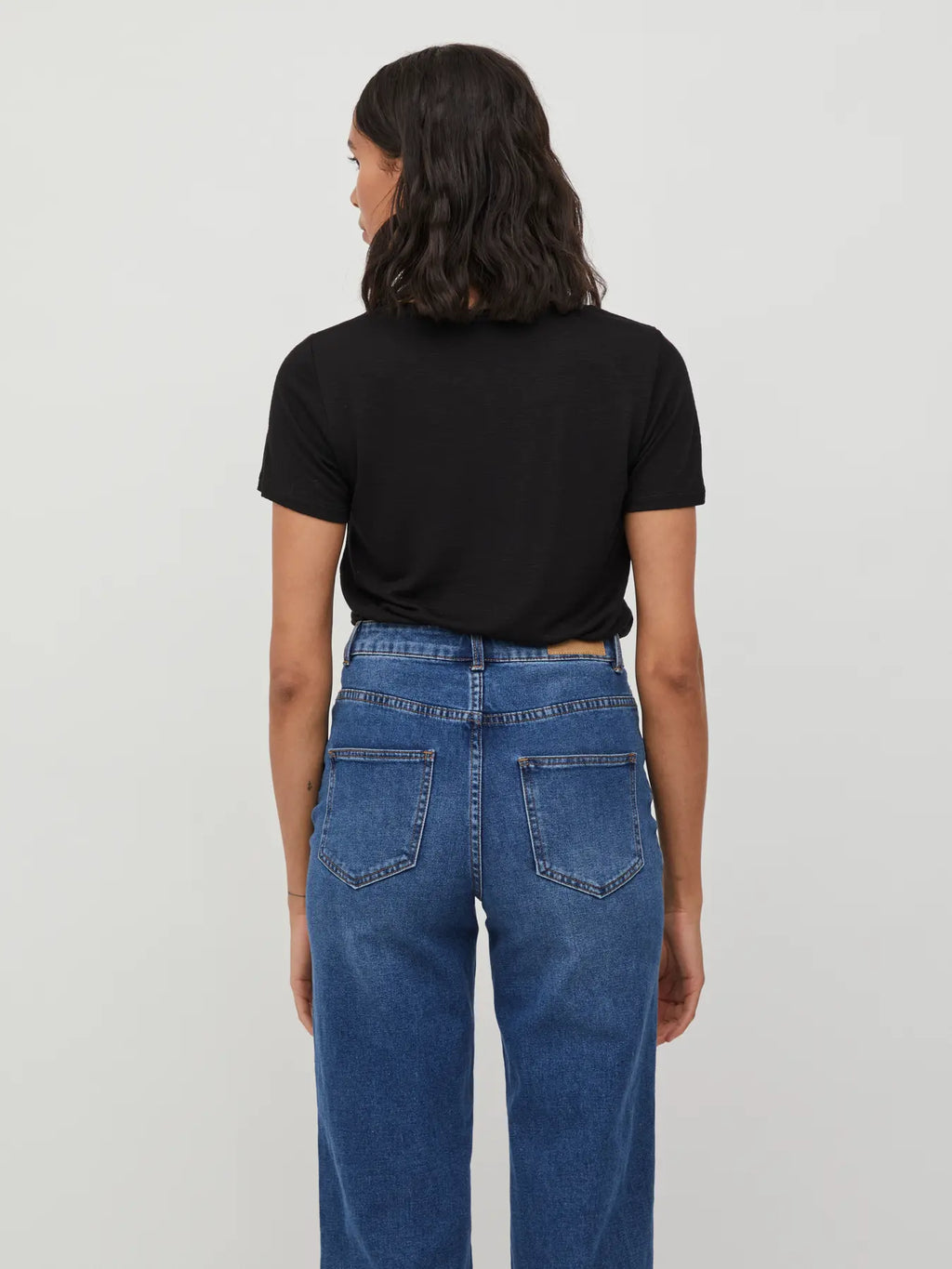look trasero camiseta mujer negra fondo armario marca Vila Cotton Grey
