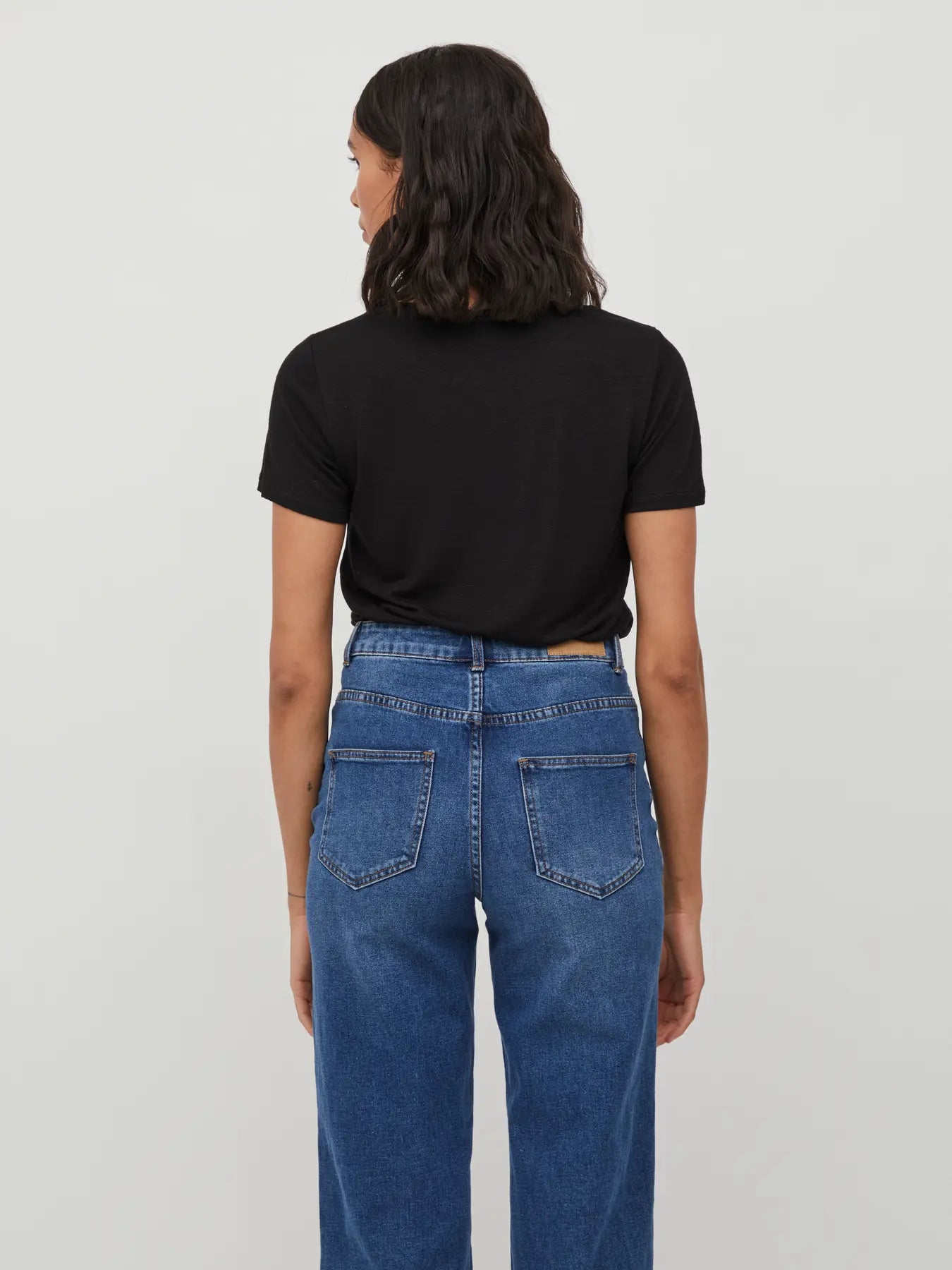 look trasero camiseta mujer negra fondo armario marca Vila Cotton Grey
