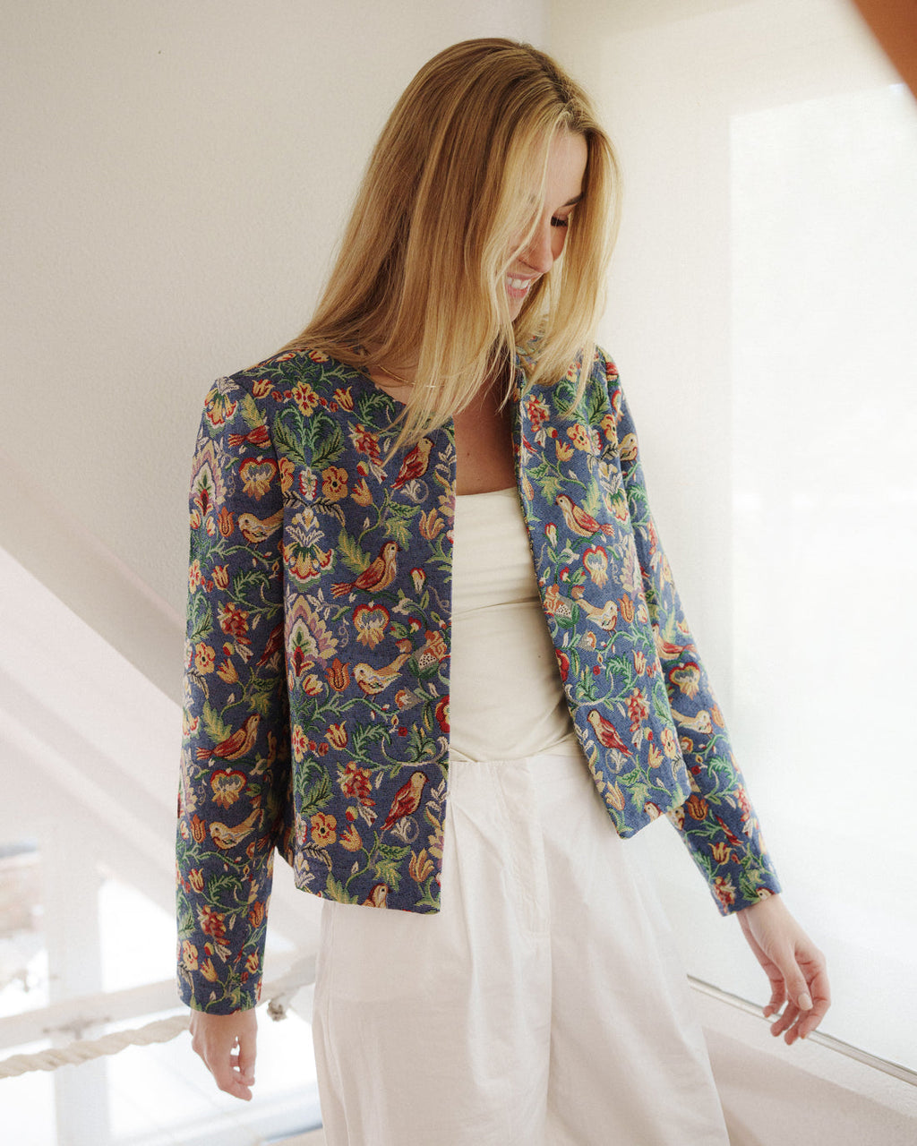 Chaqueta castaño de indias brocado floral fondo azul conjunto amapola Nueva colección en cotton grey