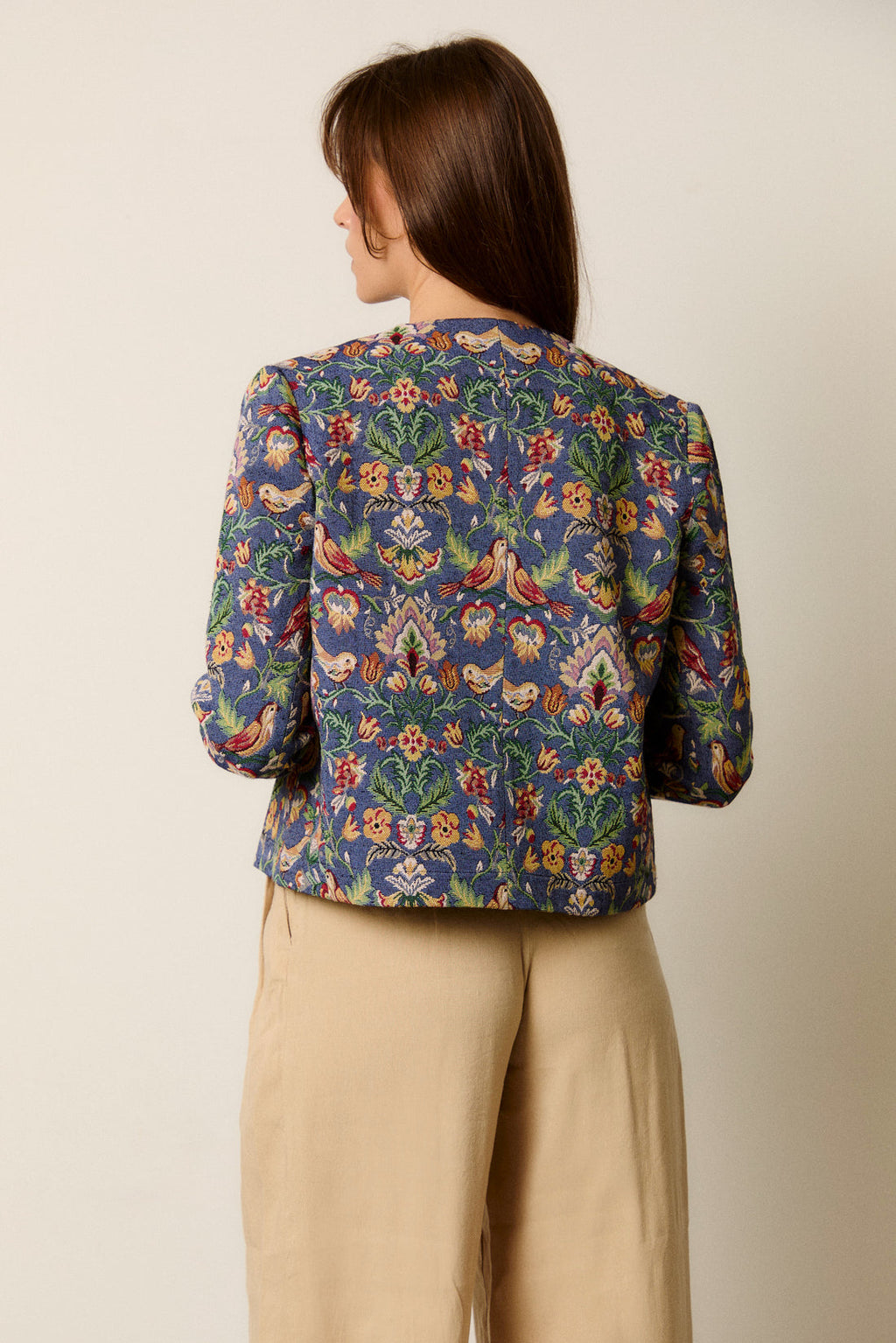 Chaqueta castaño de indias brocado floral fondo azul manga larga sin botones y cuello redondo conjunto amapola Detalle trasero Nueva colección