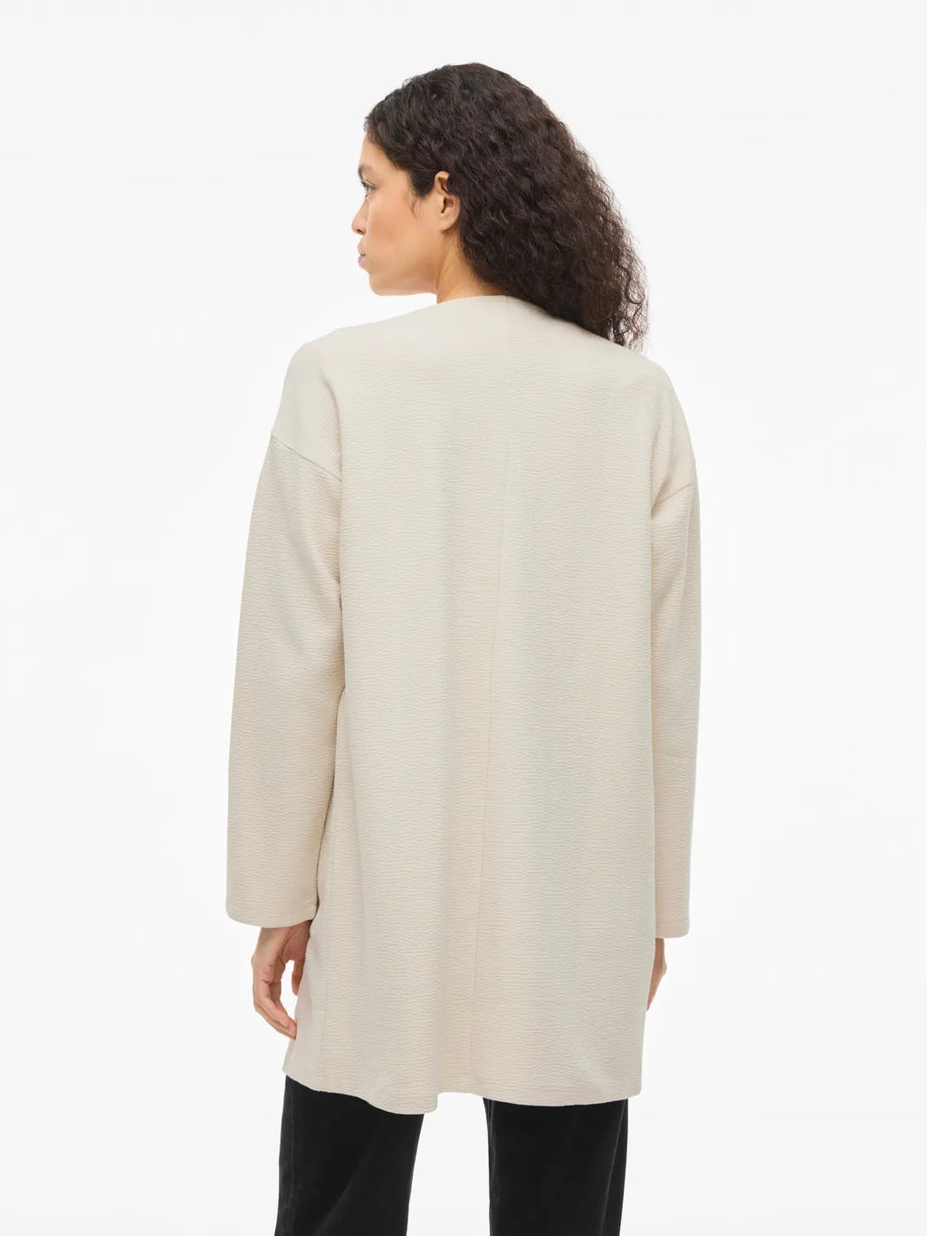 Vista trasera Cardigan beige vila modelo