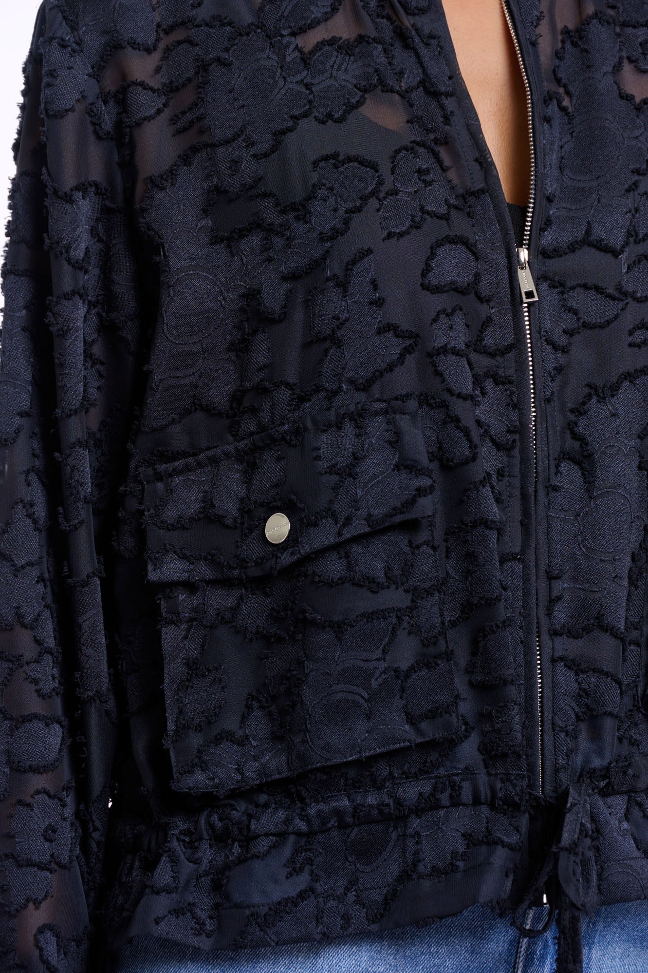 detalle bolsillo flotante en caja transparente Rino&pelle en cotton grey