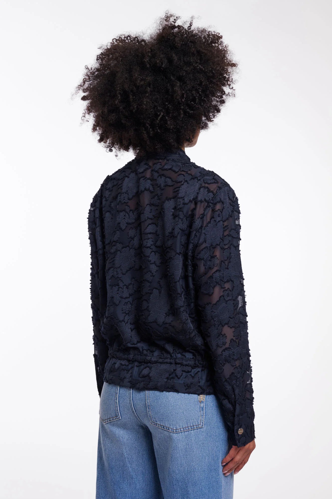 detalle trasero chaqueta Rino & Pelle mujer,floral ligera, chaqueta semitransparente elegante, premium femenina, moda contemporánea mujer en cotton grey