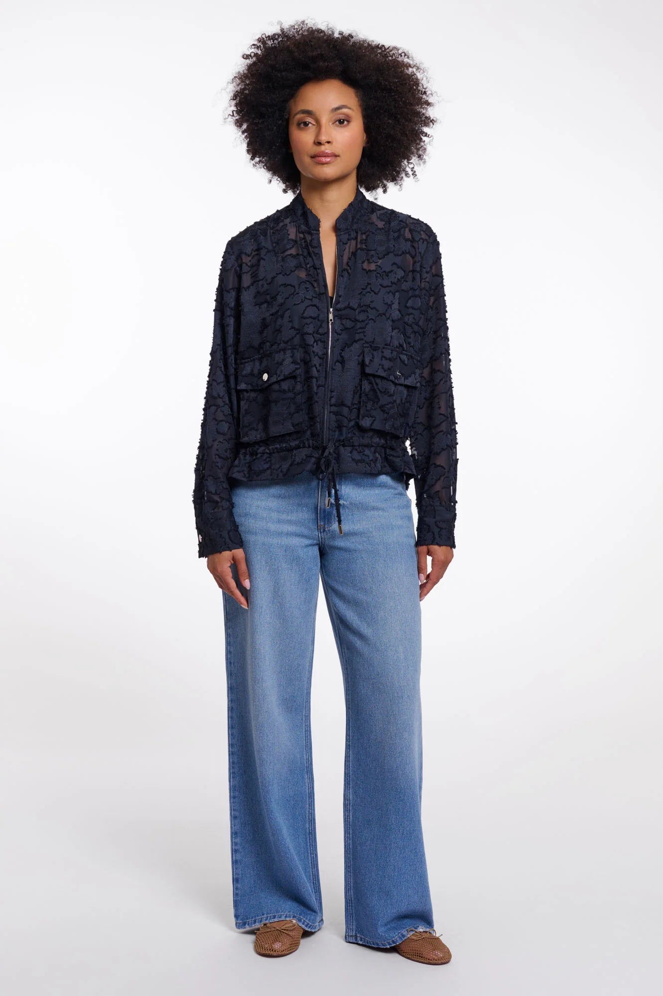 Look completo chaqueta bomber encaje con bolsillos delanteros y cremallerarino&pelle