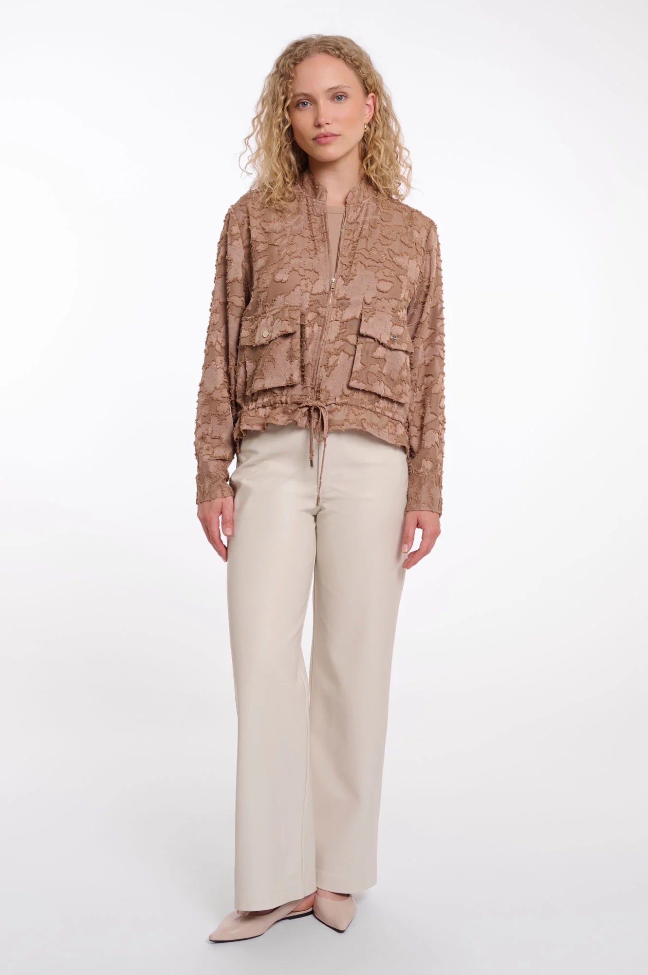 Chaqueta ligera floral semitransparente Rino & Pelle color camel en cotton grey