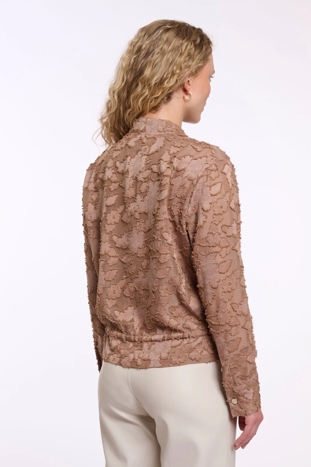 chaqueta floral ligera de Rino & Pelle. Diseño semitransparente, textura sofisticada y silueta ajustable para un look elegante y actual.