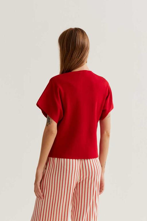 detalle trasero manga corta caída color rojo compañia fantastica