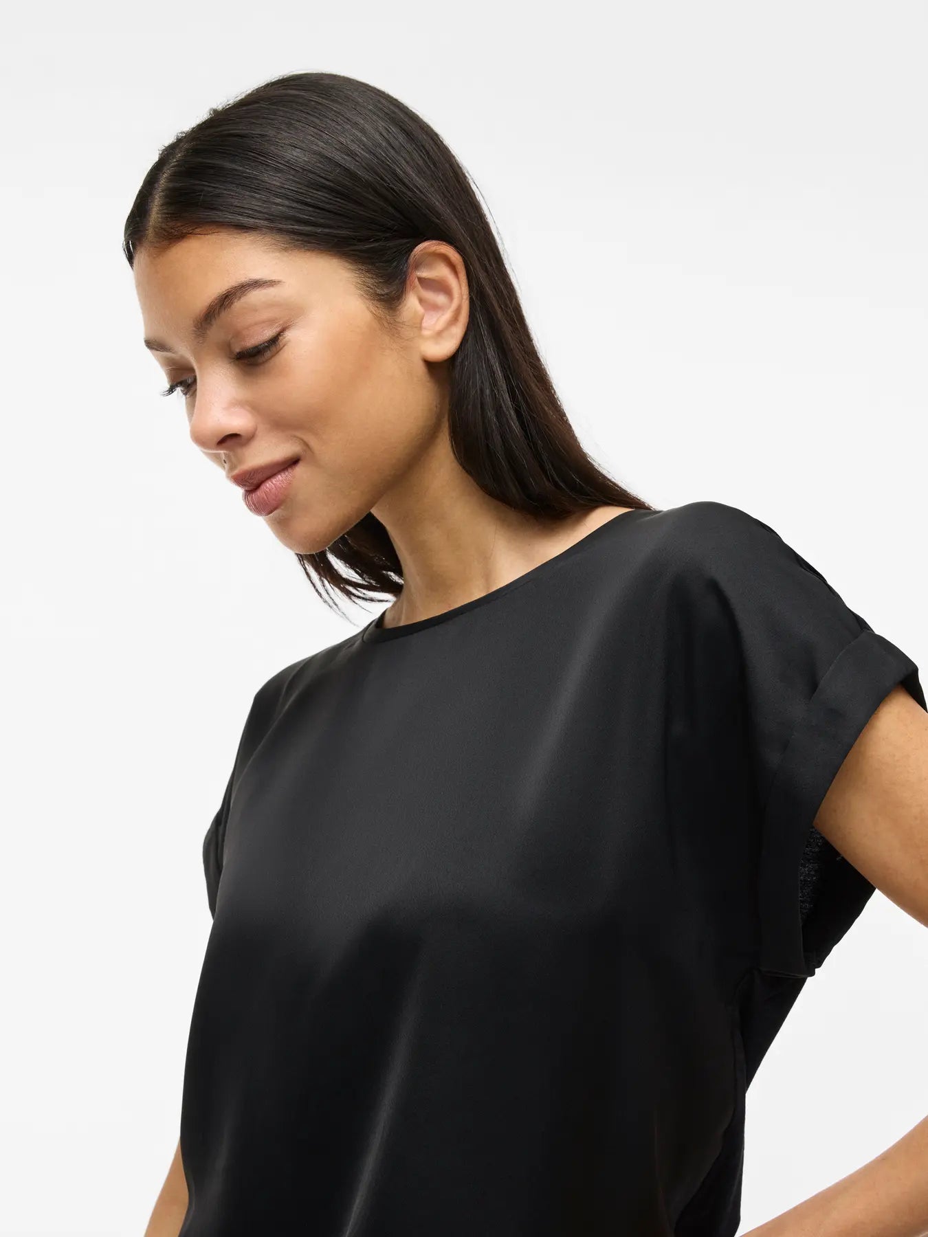 detalle cuello redondo camiseta saten negra en cotton grey