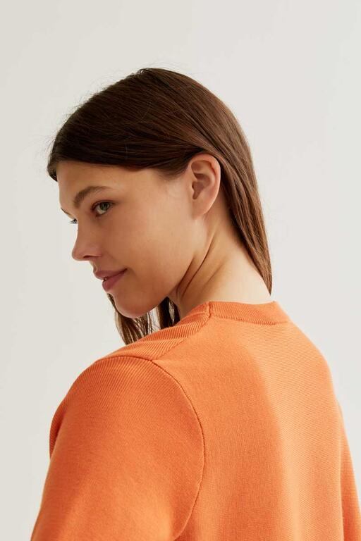 detalle cuello y manga Jersey de punto para mujer con corte recto y manga larga. Disponible en naranja, negro y azul. Diseño minimalista de Compañía Fantástica.