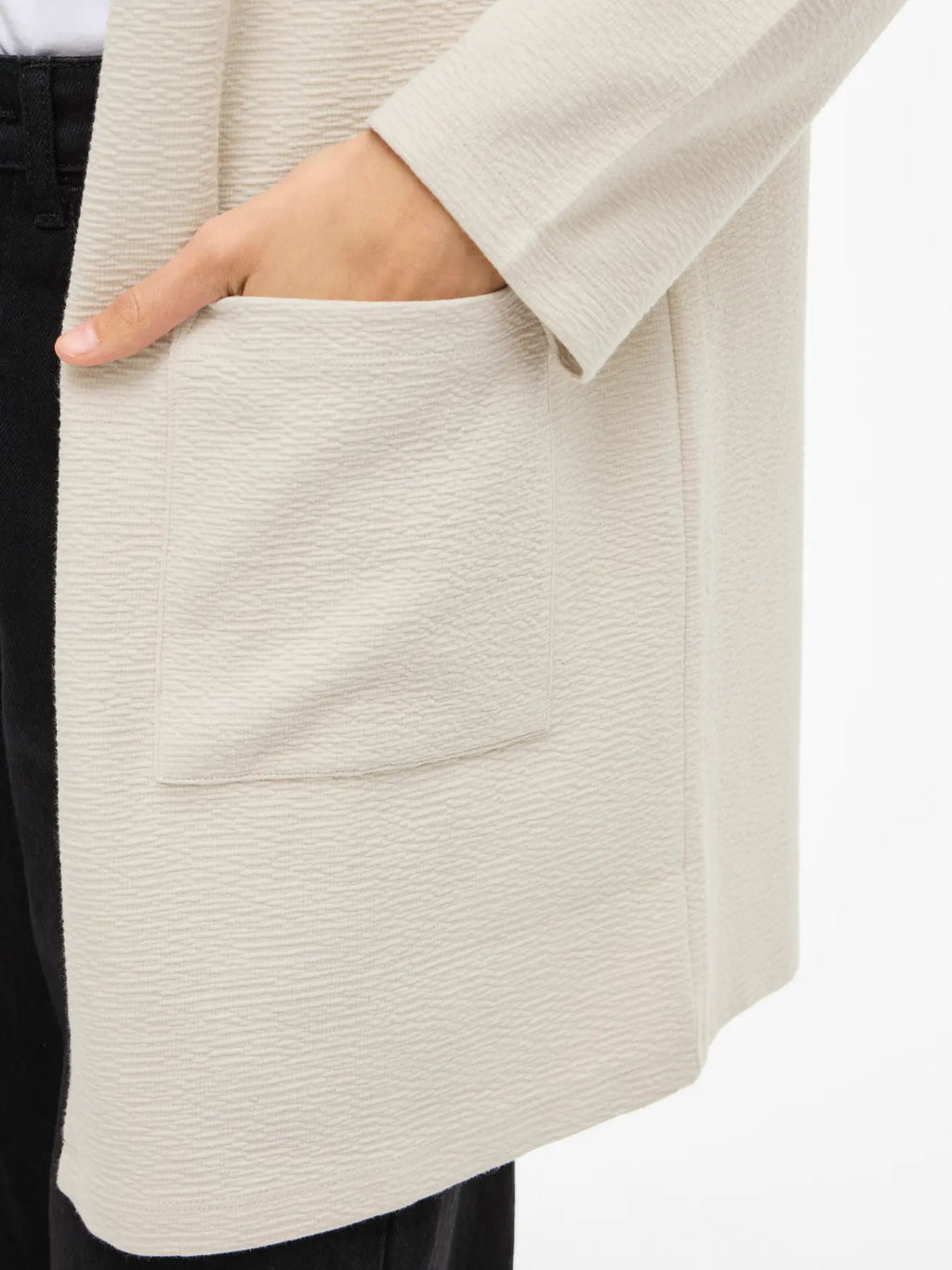 detalle bolsillo flotantes chaqueta basica beige vila