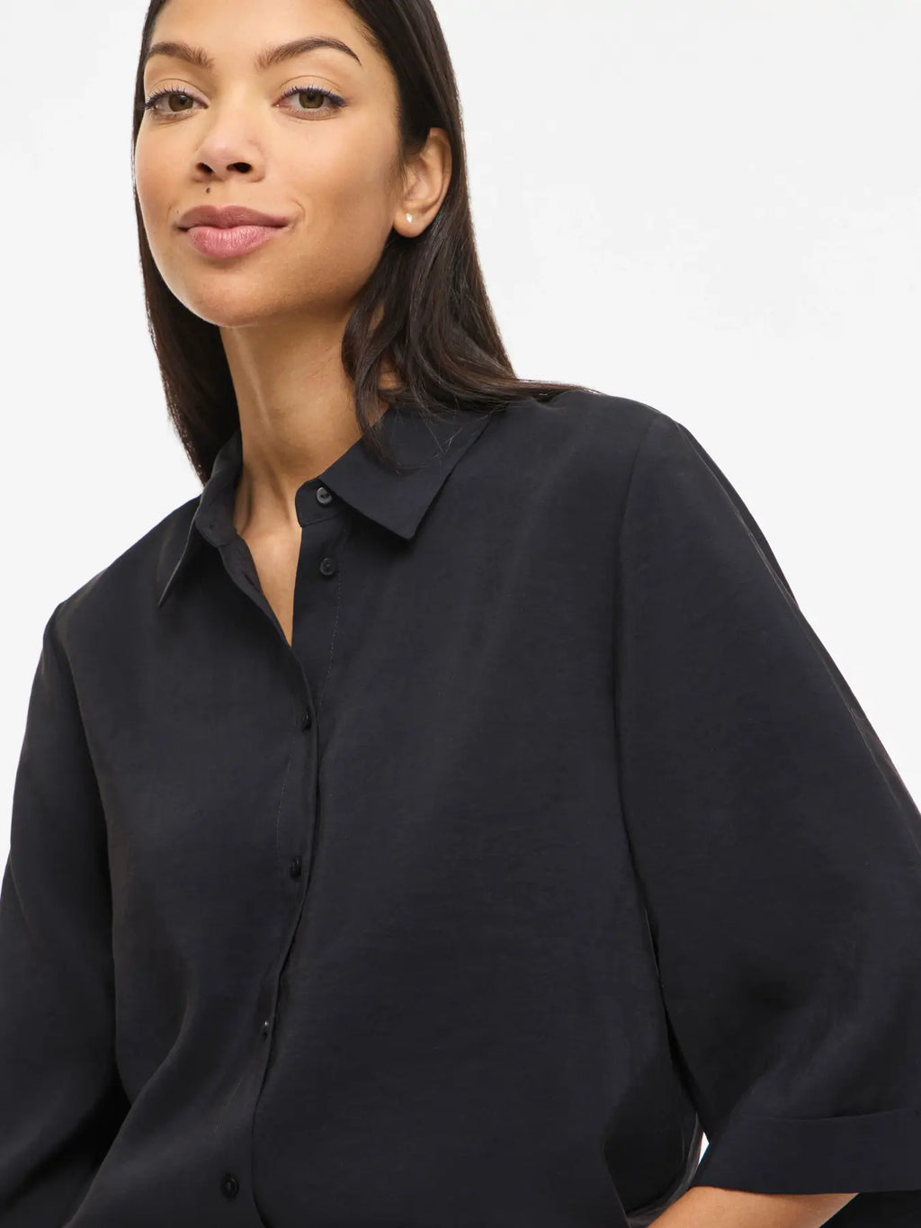 detalle cuello modelo con camisa oversize negra manga francesa Vila 