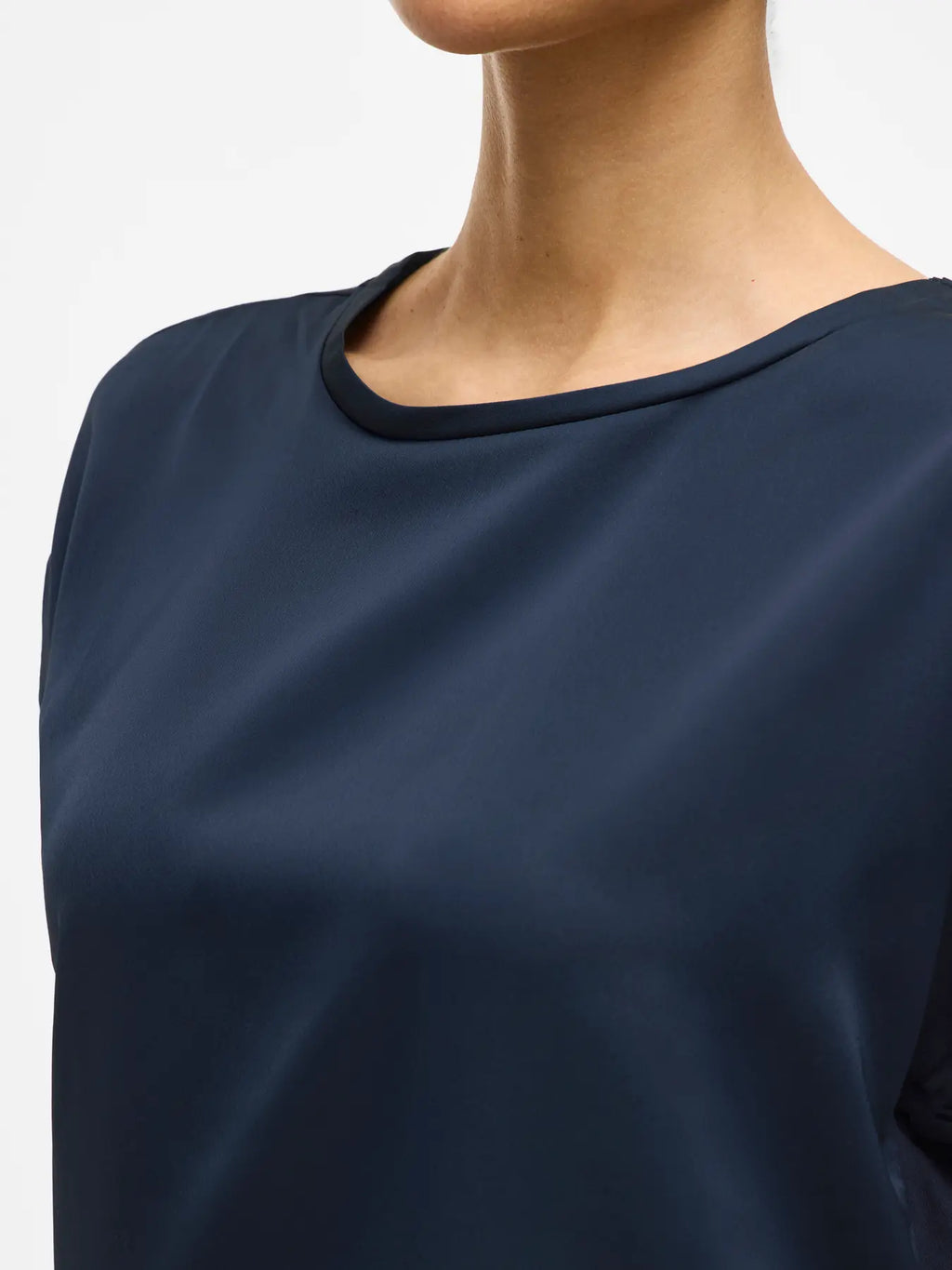 detalle cuello redondo camiseta saten color azul marino  en cotton grey 