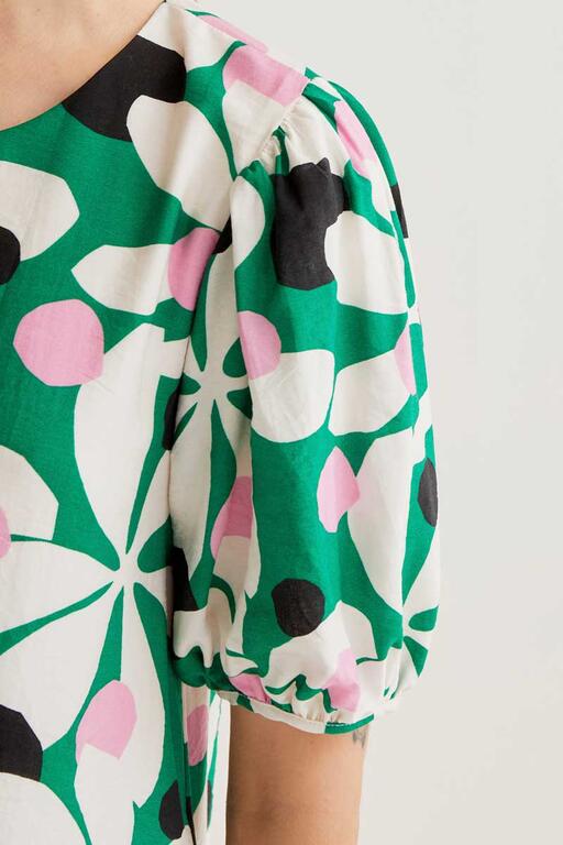 Detalle de manga abullonada en Vestido Corto Magnolia de Compañía Fantástica en Cotton Grey