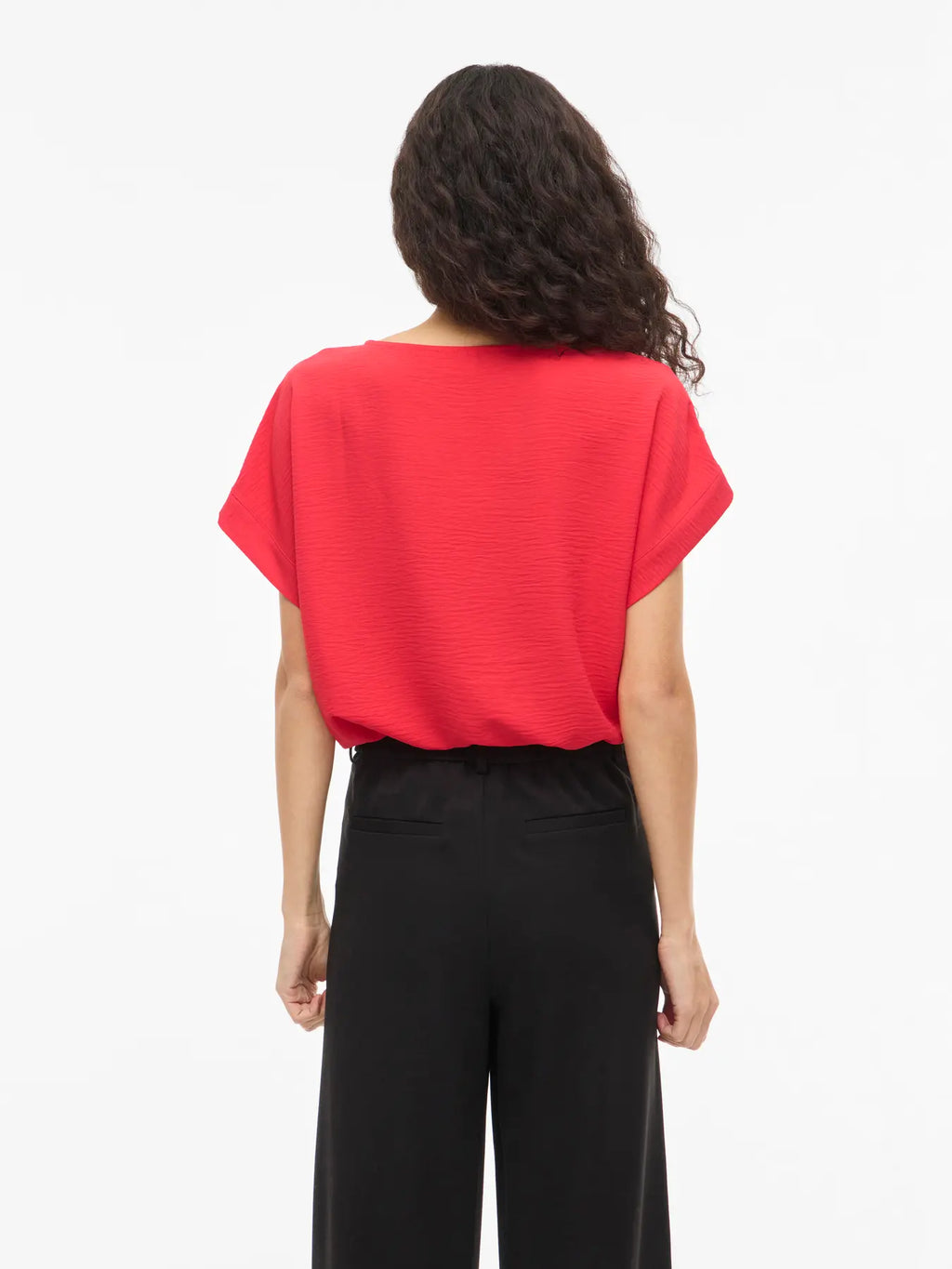 Detalle espalda camiseta basica roja en cotton grey