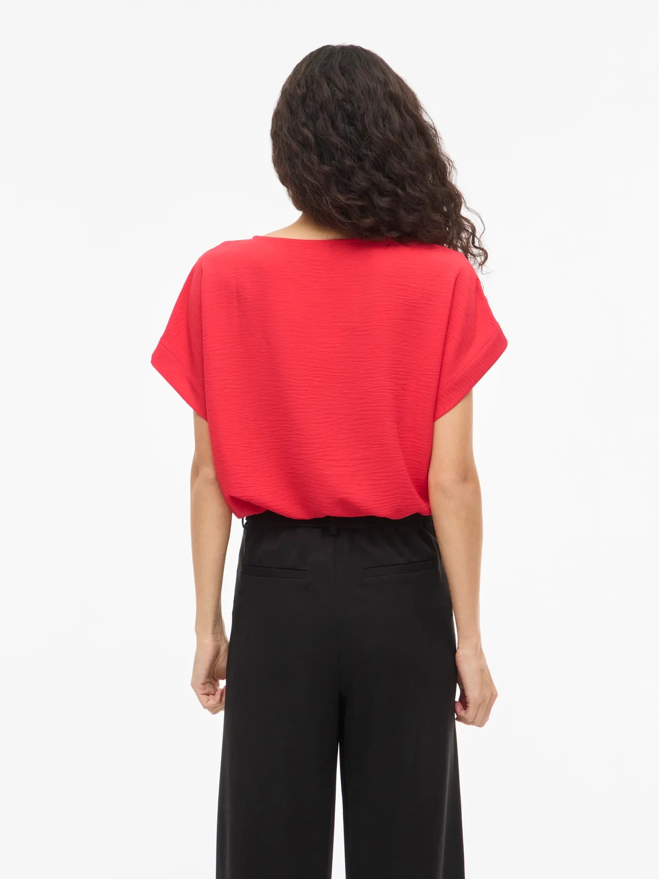Detalle espalda camiseta basica roja en cotton grey
