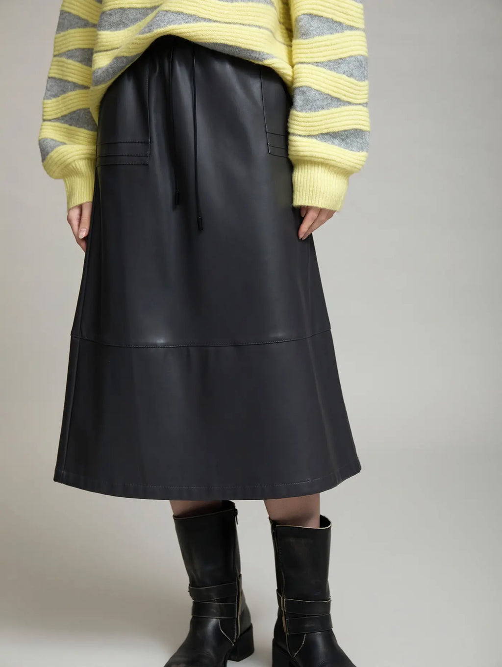 Falda Artic de SKATIE midi de polipiel gris oscuro con cintura elástica ajustable y bolsillos delanteros