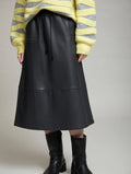 Falda Artic de SKATIE midi de polipiel gris oscuro con cintura elástica ajustable y bolsillos delanteros