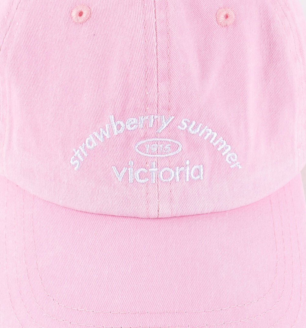 detalle bordado strawberry summer victoria gorra