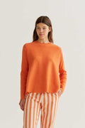 Jersey de punto naranja para mujer con corte recto y manga larga. Disponible en naranja, negro y azul. Diseño minimalista de Compañía Fantástica.