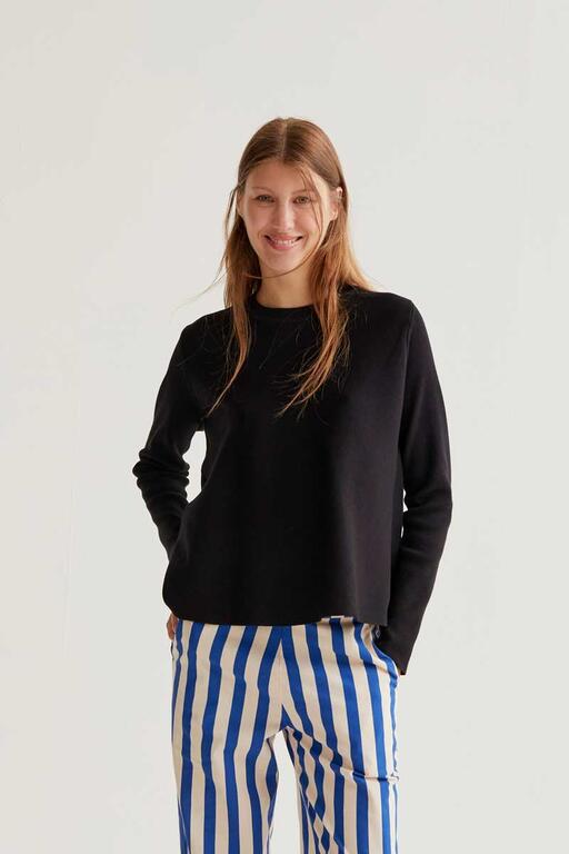 Jersey negro de punto para mujer con corte recto y manga larga. Disponible en naranja, negro y azul. Diseño minimalista de Compañía Fantástica.