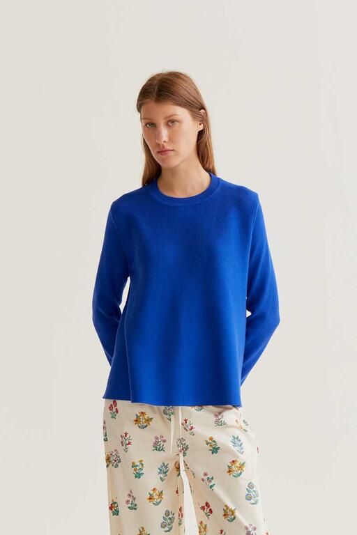 Jersey azul klaim de punto para mujer con corte recto y manga larga. Disponible en naranja, negro y azul. Diseño minimalista de Compañía Fantástica.